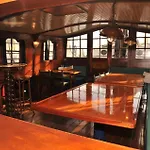 Ray's Crew Botel *