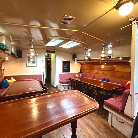 Ray's Crew Bateau-hôtel