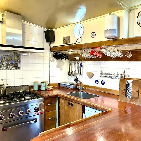 Bateau-hôtel Ray's Crew *