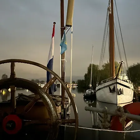 Ray's Crew Botel