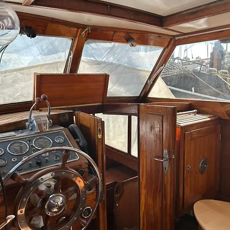 Ray's Crew Botel Weesp