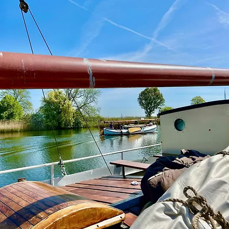 Ray's Crew Botel