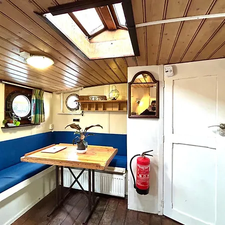 Ray's Crew Botel *