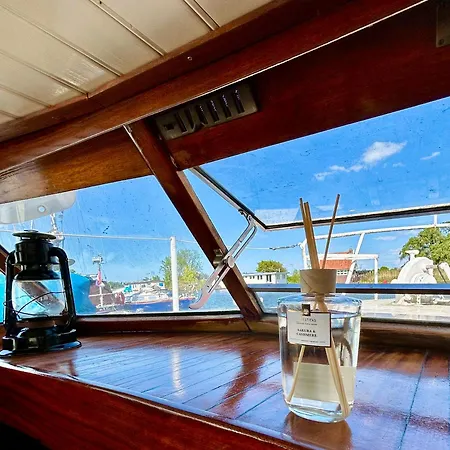 Ray's Crew Botel Weesp