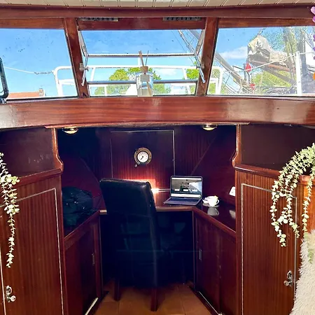 Ray's Crew Botel *