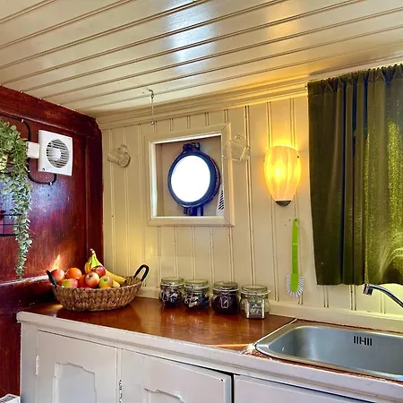 Ray's Crew Botel Weesp