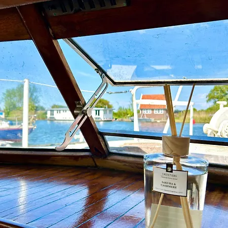 Ray's Crew Botel *