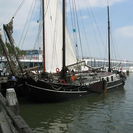 Ray's Crew Botel *