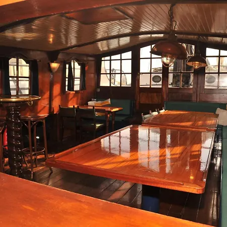 Ray's Crew Botel *